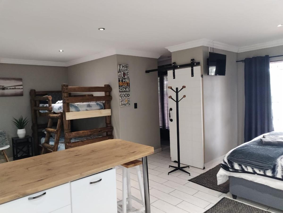 Villa Mariss Guesthouse Kraaifontein 外观 照片